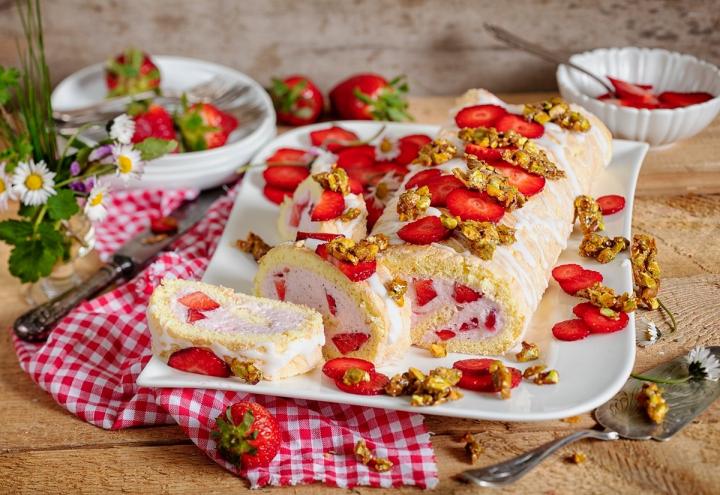 Rezept: Biskuitrolle mit cremiger Erdbeerfüllung 