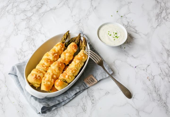 Rezept: Grüner Spargel im Schlafrock mit Kräuterdip 
