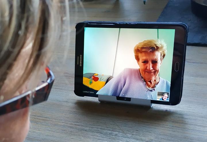 Via Tablet in Kontakt bleiben 