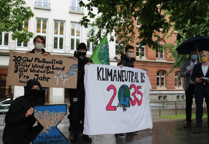Klima-Aktivisten übergeben Forderungen an die Politik  