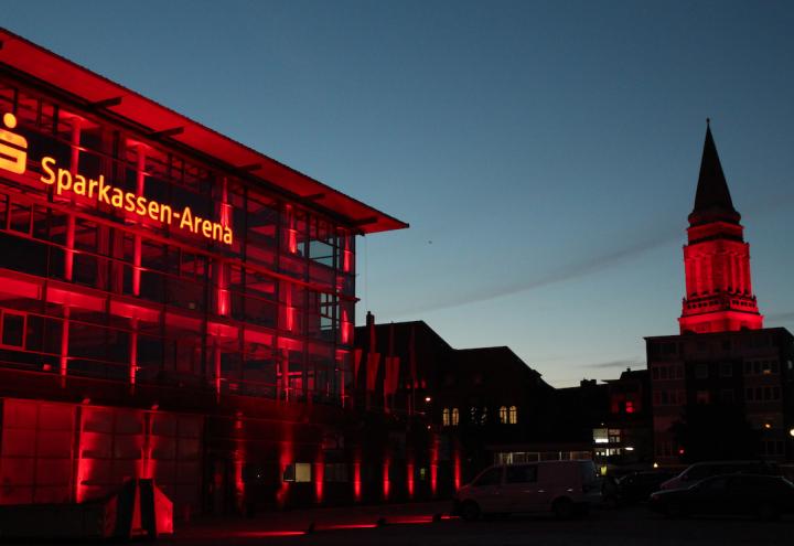 Kiel leuchtet in mahnendem Rot 