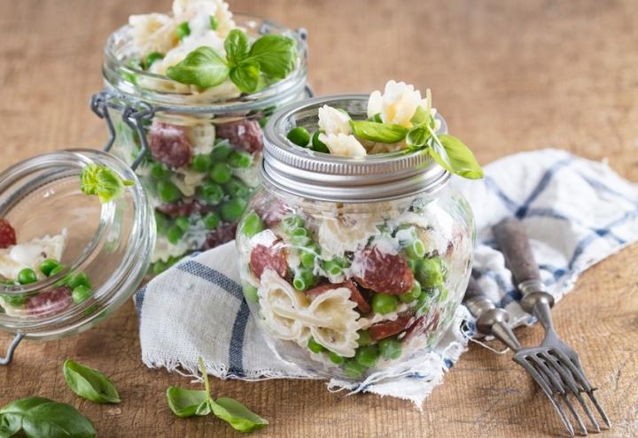 Cabanossi-Farfallesalat im Glas mit Joghurtdressing 