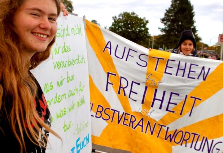 Kinder stehen gegen Maskenpflicht auf