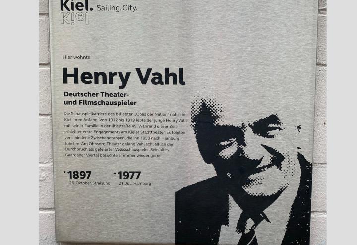 Gedenktafel für Henry Vahl in Gaarden errichtet
