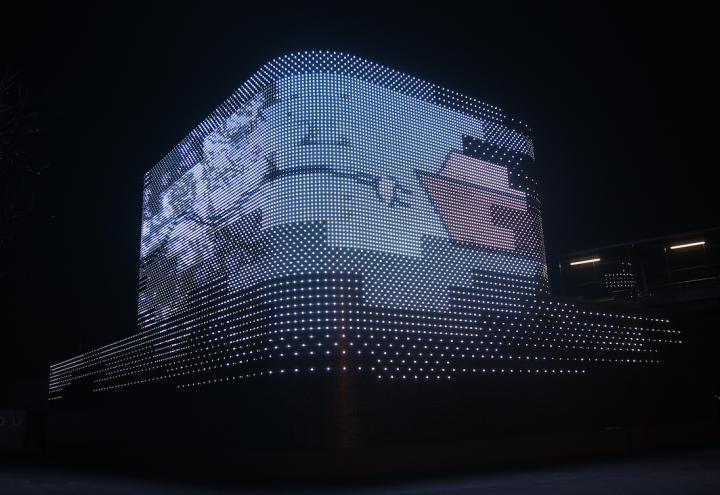 LED-Fassade der Landstromanlage eingeweiht