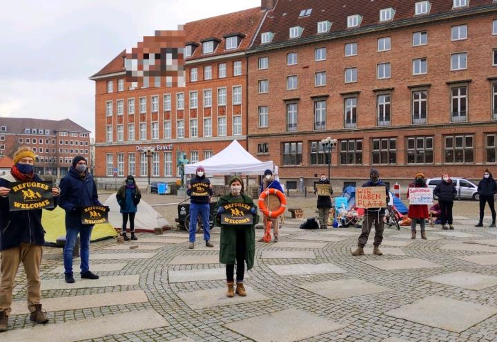 Demo-Bündnis hält Mahnwache ab 