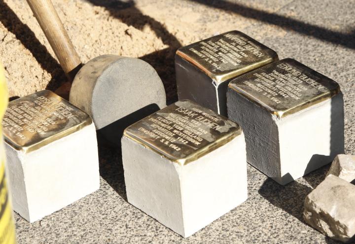 Samstag werden Stolpersteine geputzt