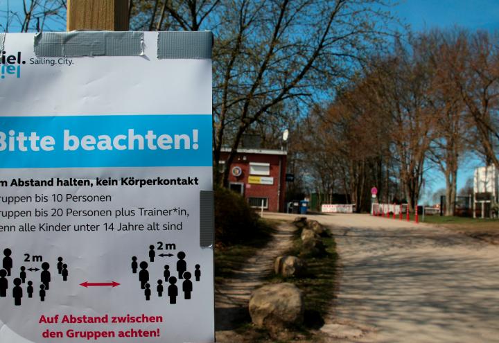Rote Karte für Querdenkende