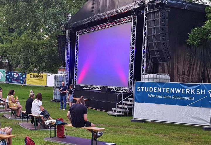 Open-Air-Kino mit Meerblick