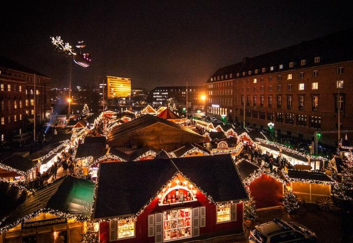 Die Weihnachtswelt von oben und Kiel zu Fuß erkunden 