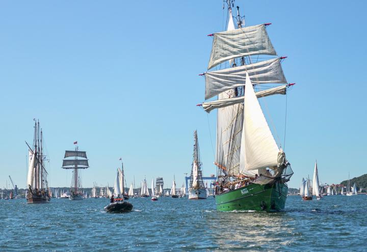 Erlebt die Windjammer-Segelparade von überall