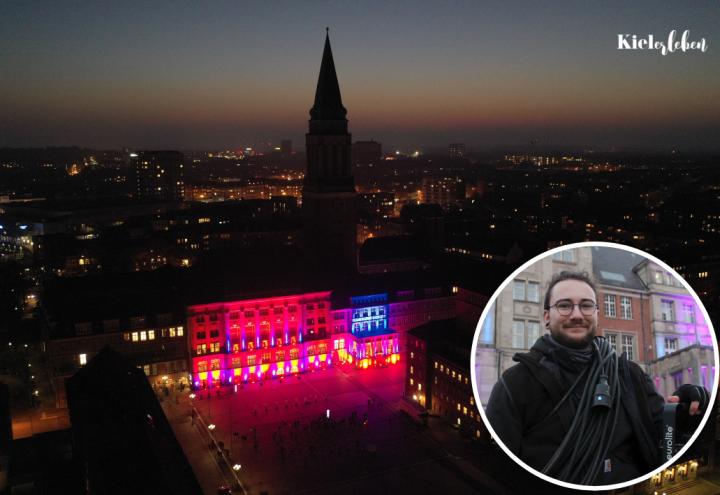 Darum leuchtete das Kieler Rathaus bunt