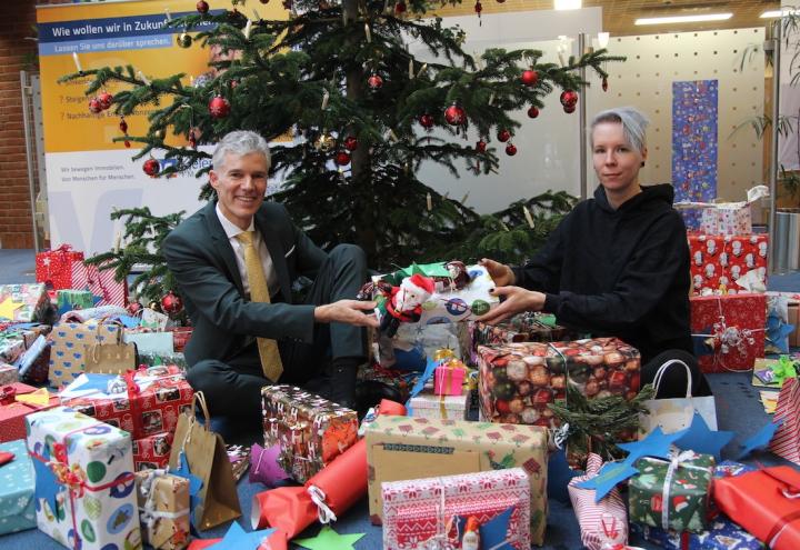 Kieler Volksbank sammelt rund 1000 Geschenke für Kinder