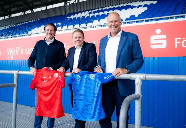 Holstein Kiel stärkt Partnerschaft mit Förde Sparkasse 