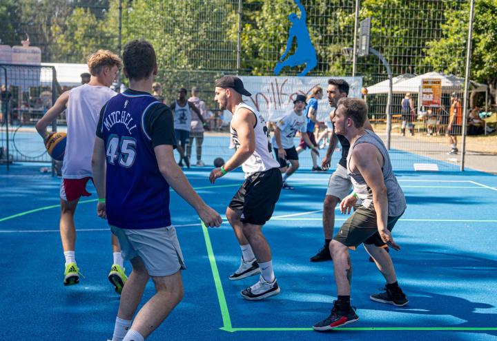 Gib Rassismus einen Korb beim 3x3 Basketball in Kiel