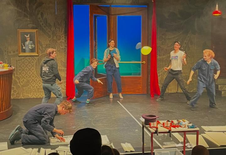  Möbelbauen, Kreativität und Gemeinschaft im Werftpark-Theater 