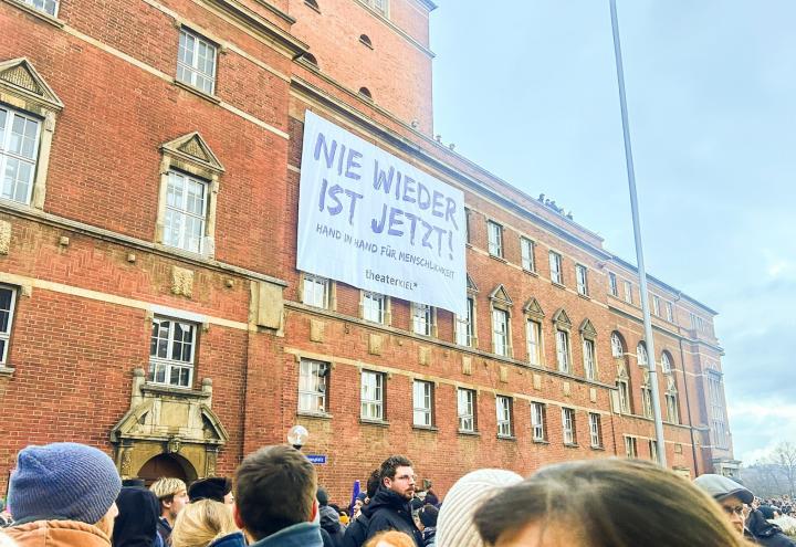 Menschenkette: Kiel setzt Zeichen für Demokratie
