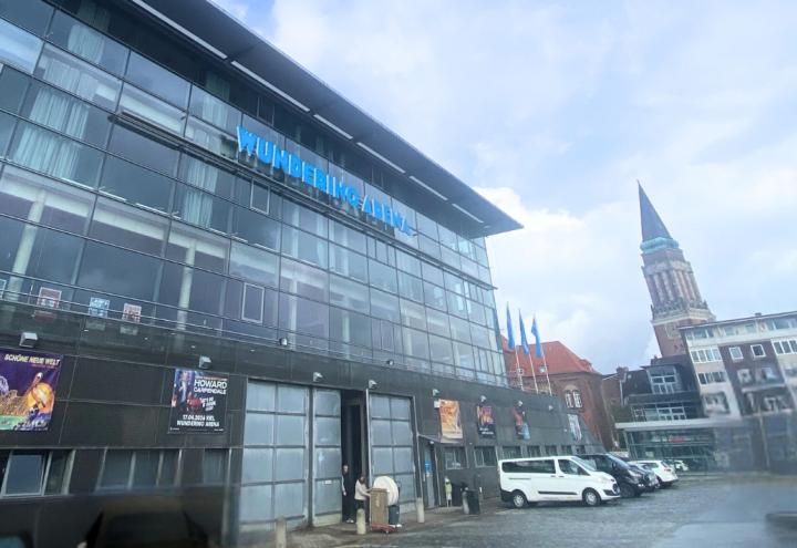 Ostseehalle kehrt zurück: Kiels Eventarena heißt bald „Merkur Ostseehalle“ 