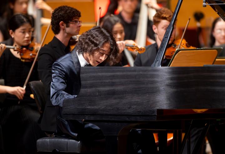 Feiner Anschlag, forsches Orchester: Hayato Sumino und das Aurora Orchestra im Konzerthaus am Schloss