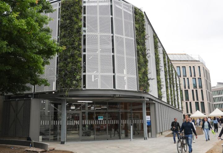 UKSH eröffnet Mega-Fahrradparkhaus in Kiel